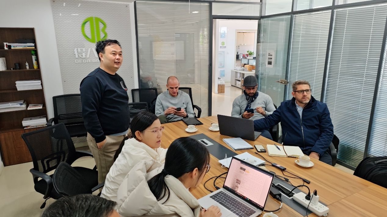 Des clients paraguayens visitent Deba Brothers et approuvent hautement le plan d'élevage porcin de 12 000 truies et la qualité du produit